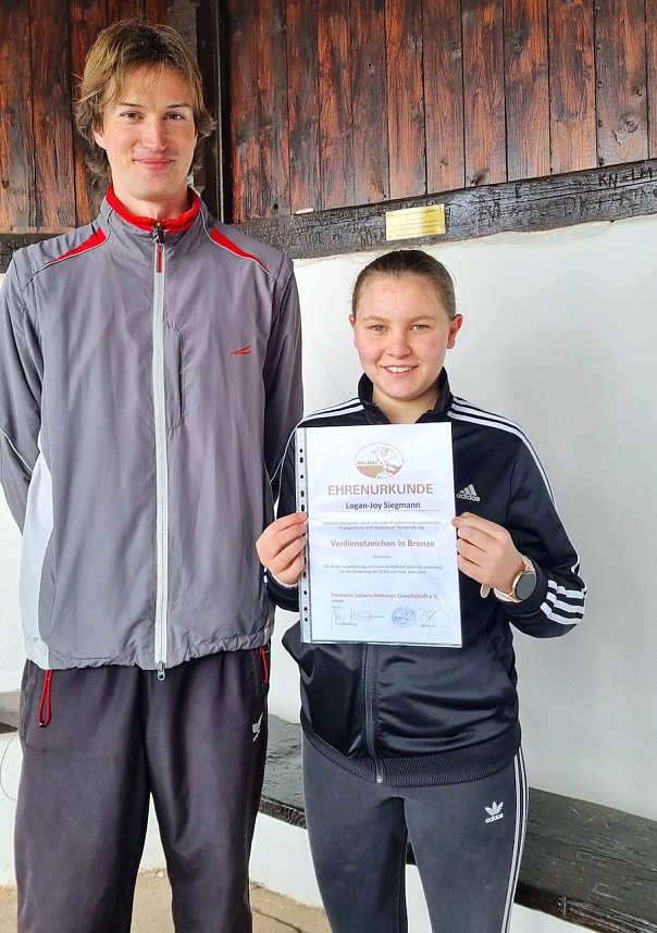 DLRG Ehrenurkunde Verdienstzeichen in Bronze f&uuml;r Logan (re.); Felix (li.)