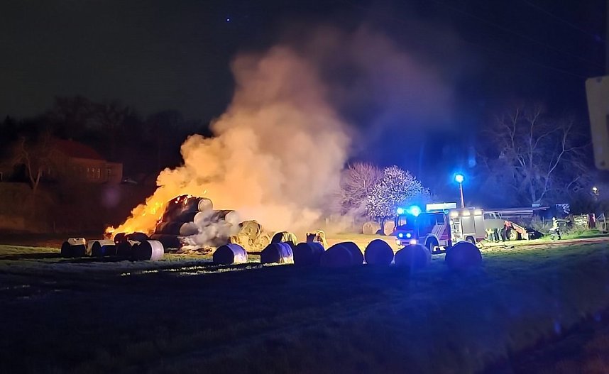 Strohballen standen in Flammen