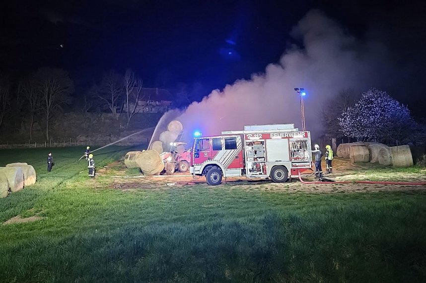 Strohballen standen in Flammen