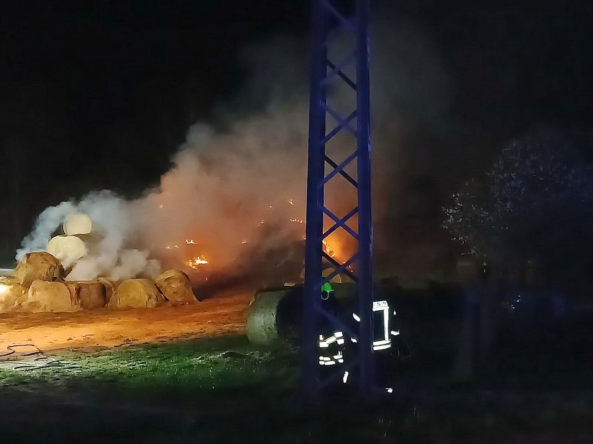 Strohballen standen in Flammen