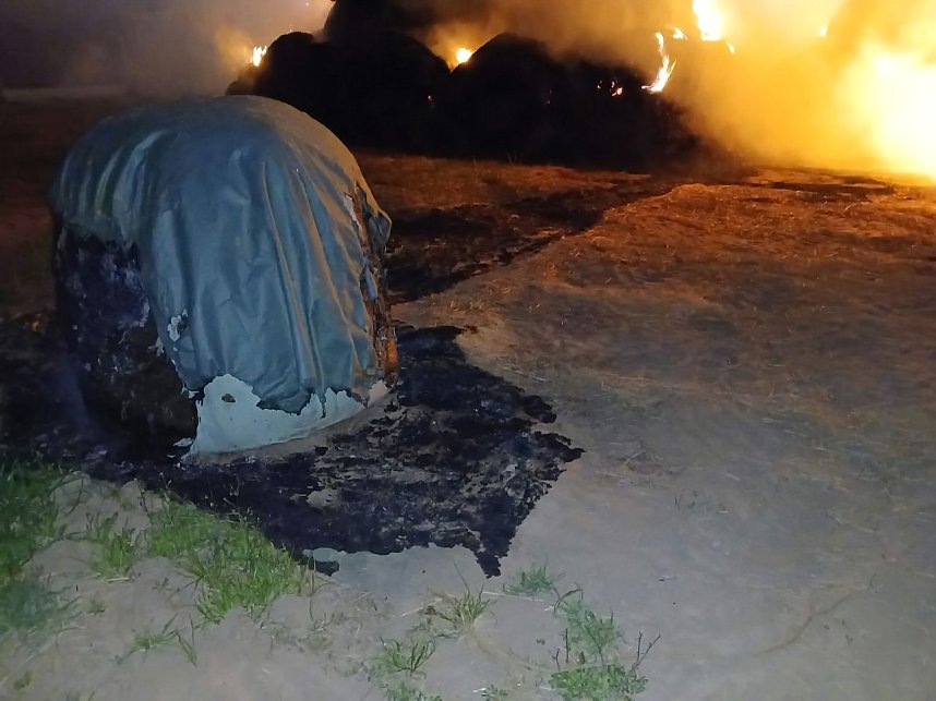 Strohballen standen in Flammen