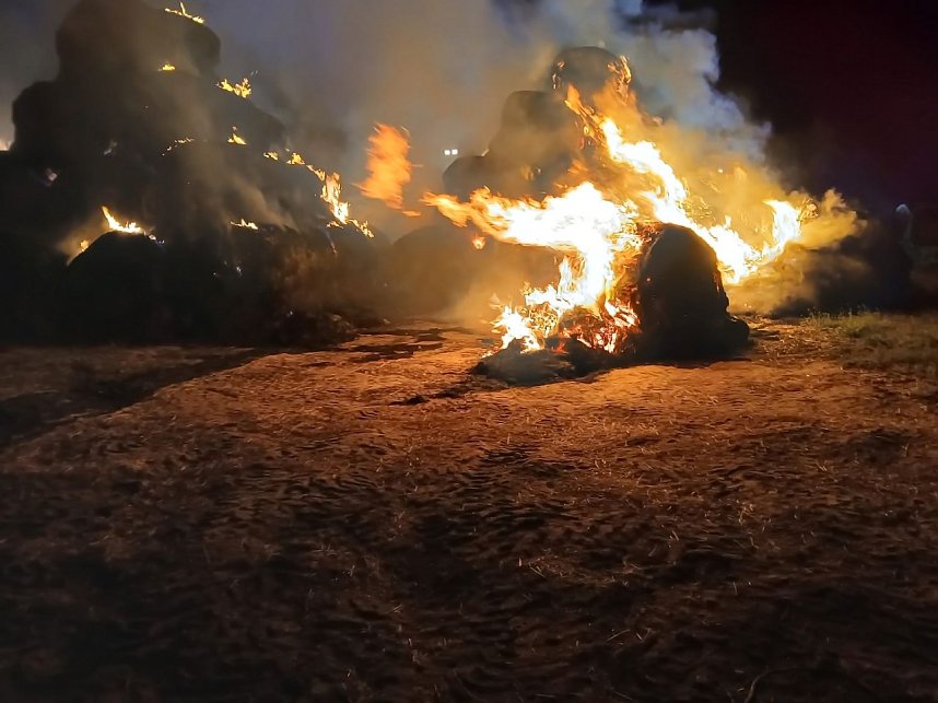 Strohballen standen in Flammen