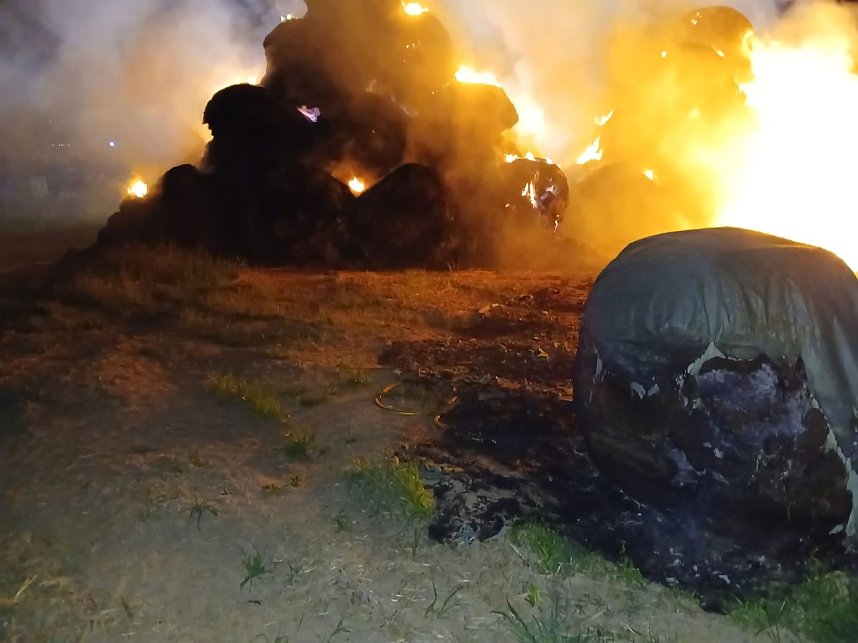 Strohballen standen in Flammen