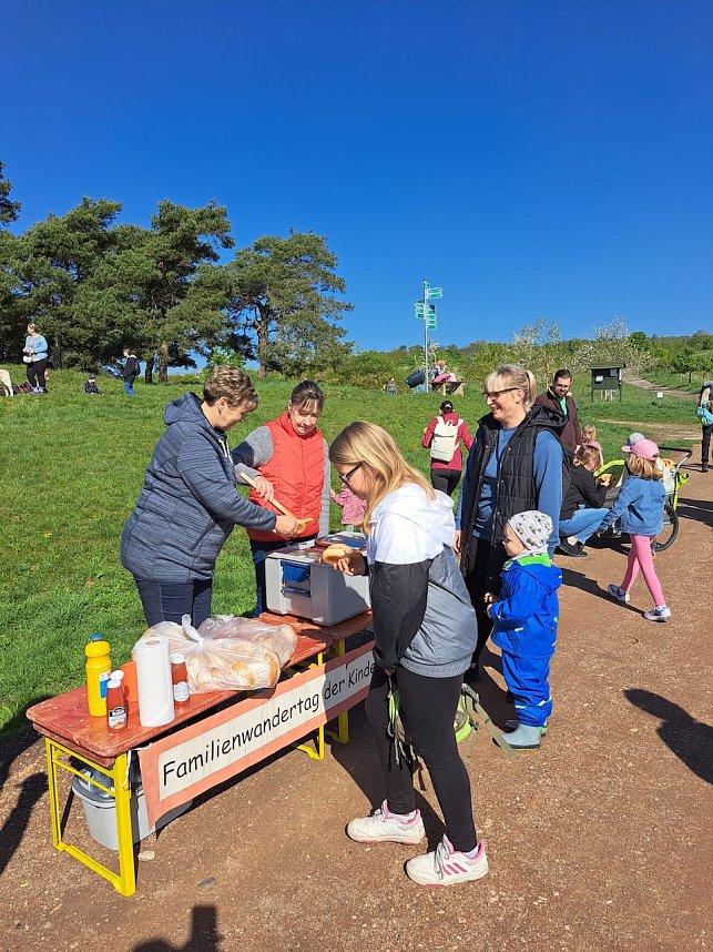Familienwandertag der Kindervilla Bad Frankenhausen bei sch&ouml;nstem Fr&uuml;hlingswetter