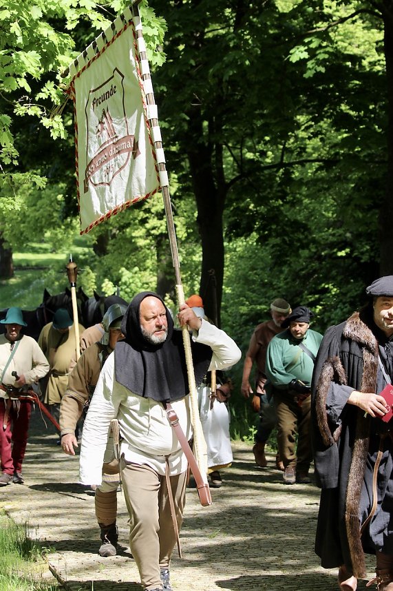 500 Jahre nach dem Bauernkrieg stellen 30 Darsteller in historischen Gew&auml;ndern den M&uuml;ntzer-Zug nach und machen Station in Ebeleben