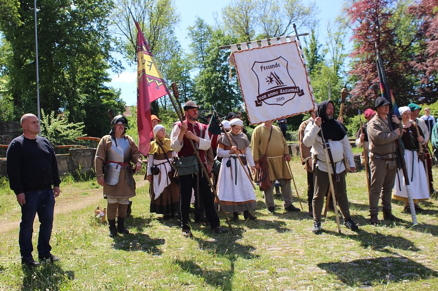 500 Jahre nach dem Bauernkrieg stellen 30 Darsteller in historischen Gew&auml;ndern den M&uuml;ntzer-Zug nach und machen Station in Ebeleben