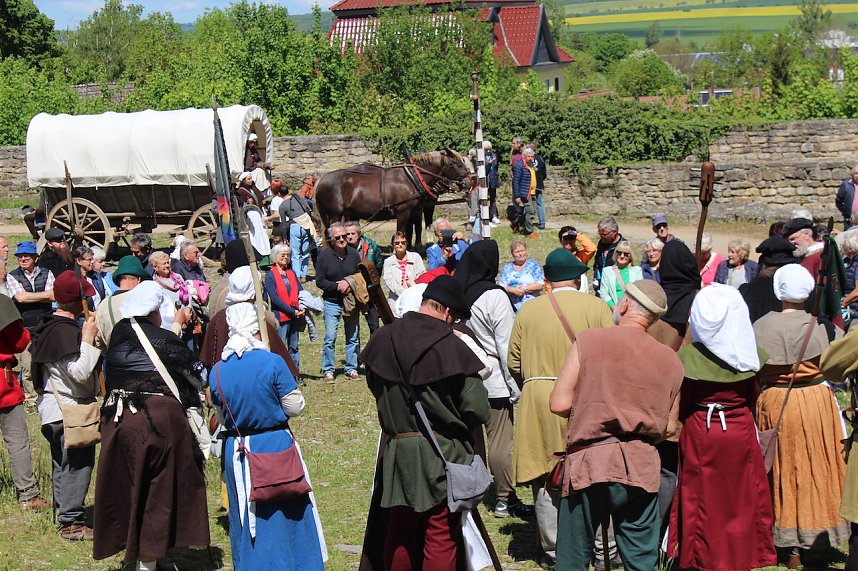 500 Jahre nach dem Bauernkrieg stellen 30 Darsteller in historischen Gew&auml;ndern den M&uuml;ntzer-Zug nach und machen Station in Ebeleben
