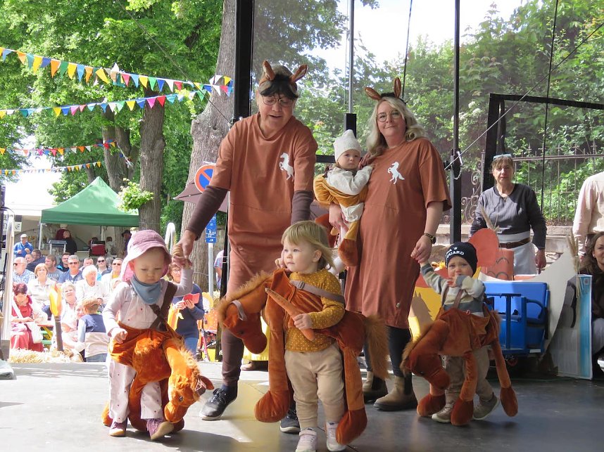 Ritter, Bauern, Burgverwalter � die Kindervilla tanzt im Mittelalter