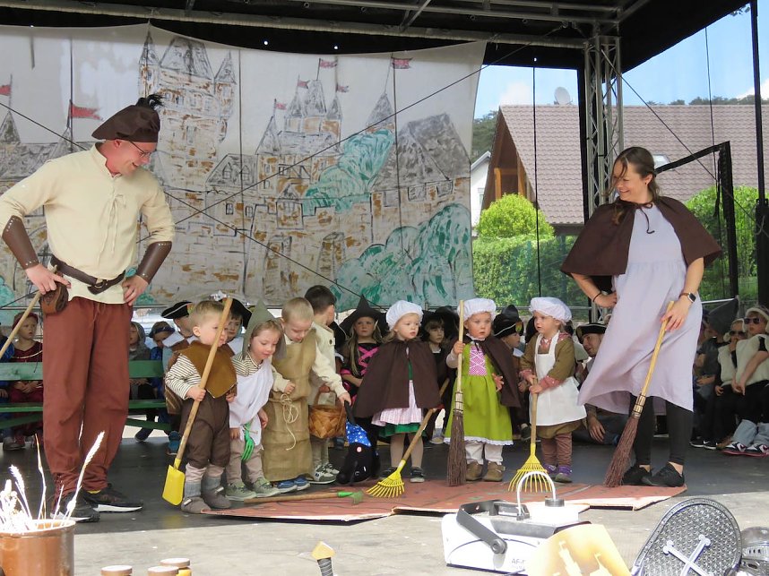 Ritter, Bauern, Burgverwalter � die Kindervilla tanzt im Mittelalter