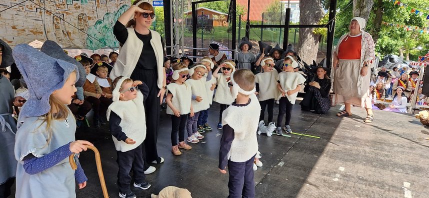 Ritter, Bauern, Burgverwalter � die Kindervilla tanzt im Mittelalter