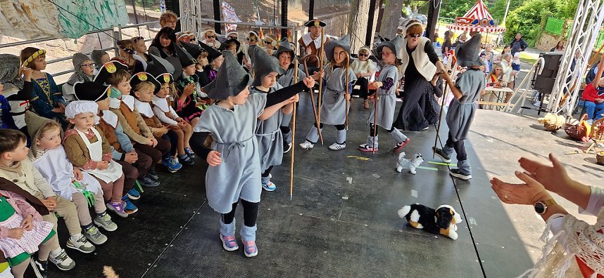 Ritter, Bauern, Burgverwalter � die Kindervilla tanzt im Mittelalter