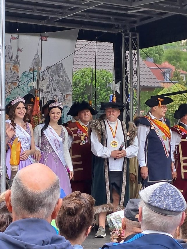 Ritter, Bauern, Burgverwalter � die Kindervilla tanzt im Mittelalter