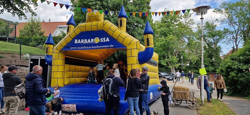 Ritter, Bauern, Burgverwalter � die Kindervilla tanzt im Mittelalter