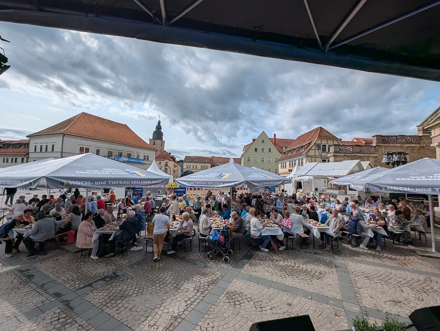 Seniorenfr&uuml;hst&uuml;ck auf dem Sondersh&auml;user Marktplatz