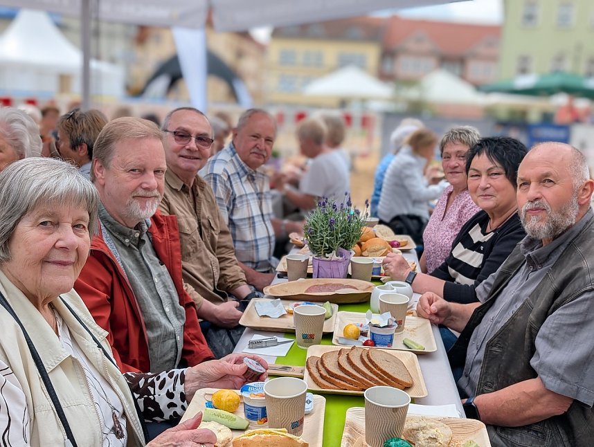 Seniorenfr&uuml;hst&uuml;ck auf dem Sondersh&auml;user Marktplatz