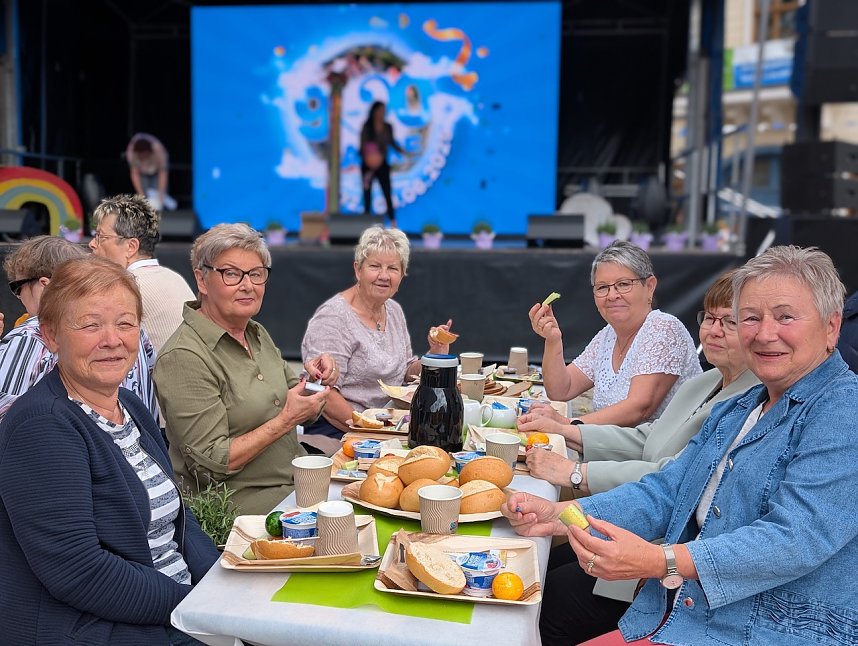 Seniorenfr&uuml;hst&uuml;ck auf dem Sondersh&auml;user Marktplatz