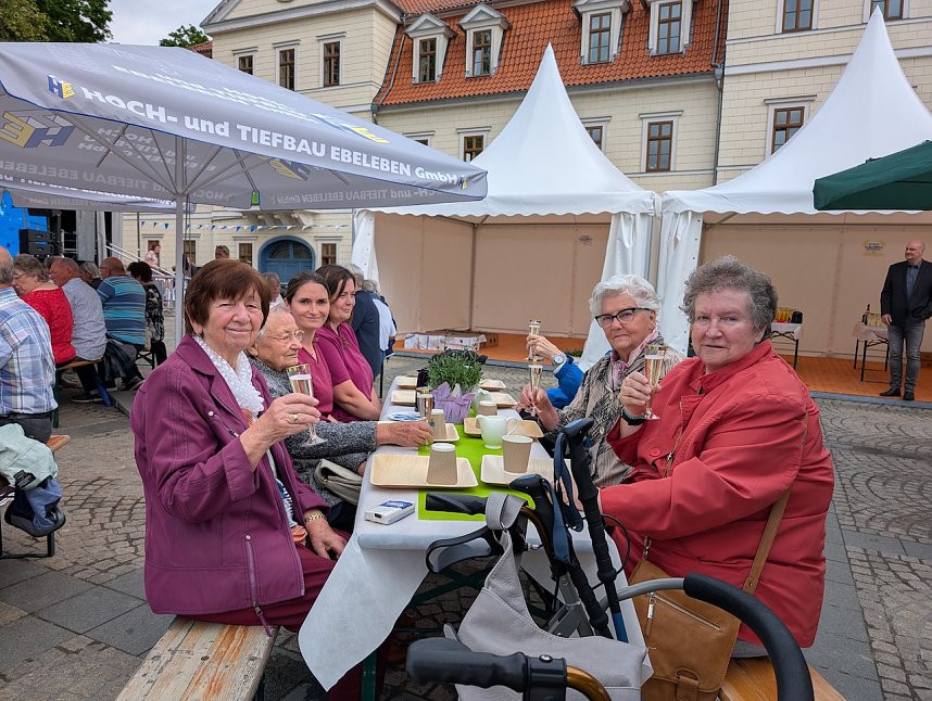 Seniorenfr&uuml;hst&uuml;ck auf dem Sondersh&auml;user Marktplatz