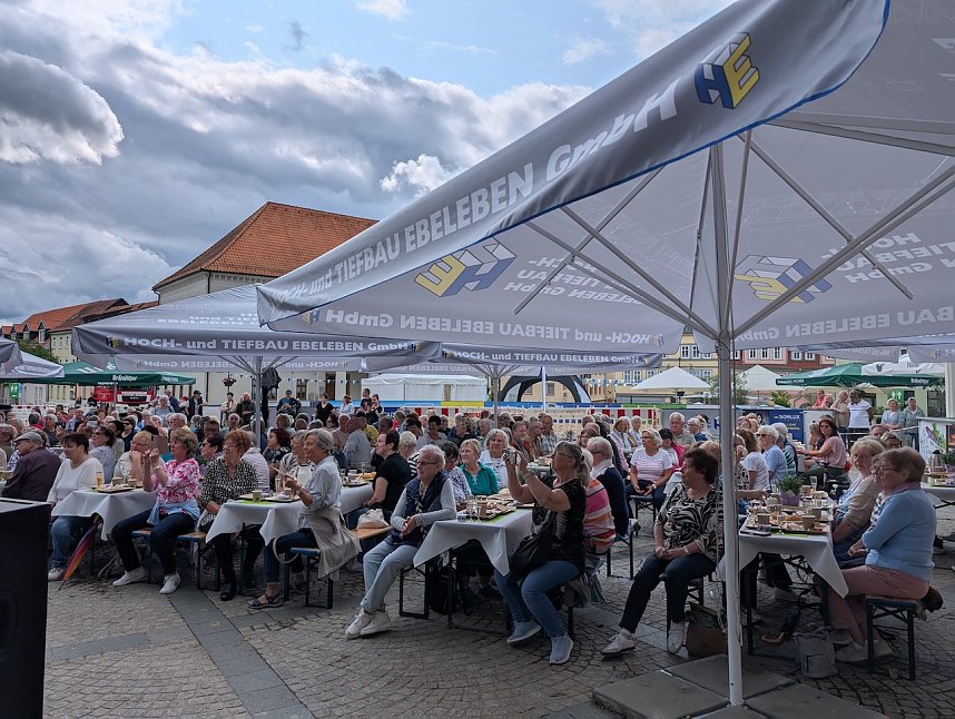 Seniorenfr&uuml;hst&uuml;ck auf dem Sondersh&auml;user Marktplatz