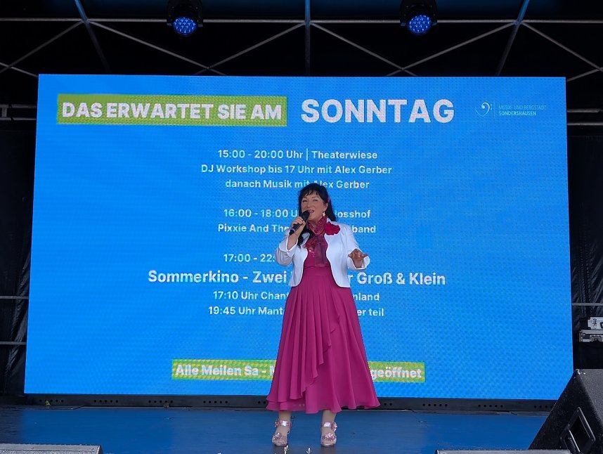 Seniorenfr&uuml;hst&uuml;ck auf dem Sondersh&auml;user Marktplatz mit einem LIve-Auftritt von Schlagers&auml;ngerin Regina Ross