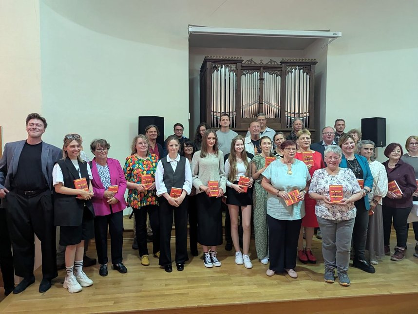 Marty Sennewald (links) pr&auml;sentierte die 41 Autorinnen und Autoren der Anthologie Eigentlich an allen Tagen des Jahres.