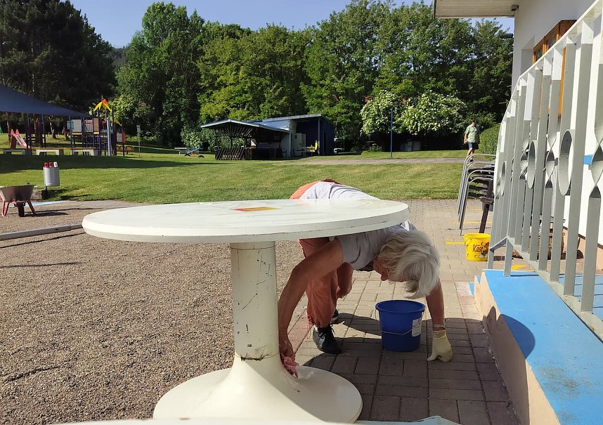 Gro&szlig;e Putzaktion im Freibad Gro&szlig;furra mit k&ouml;rperlichem Einsatz