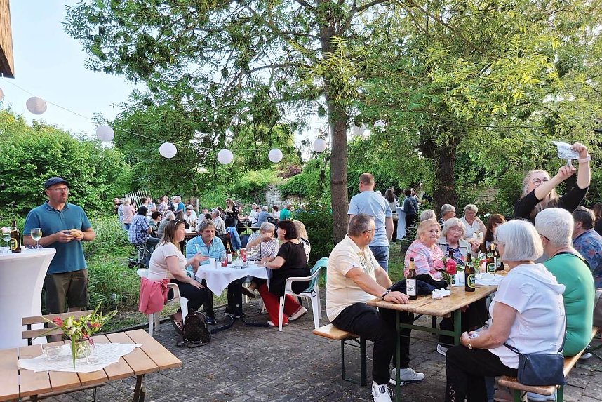 1275 Jahre Etzleben - Gute Stimmung im Pfarrgarten nach dem Konzert