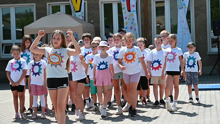 Mit gro&szlig;em Spa&szlig;,tanzten sich die Uderlebener Sch&uuml;ler in die Ferien