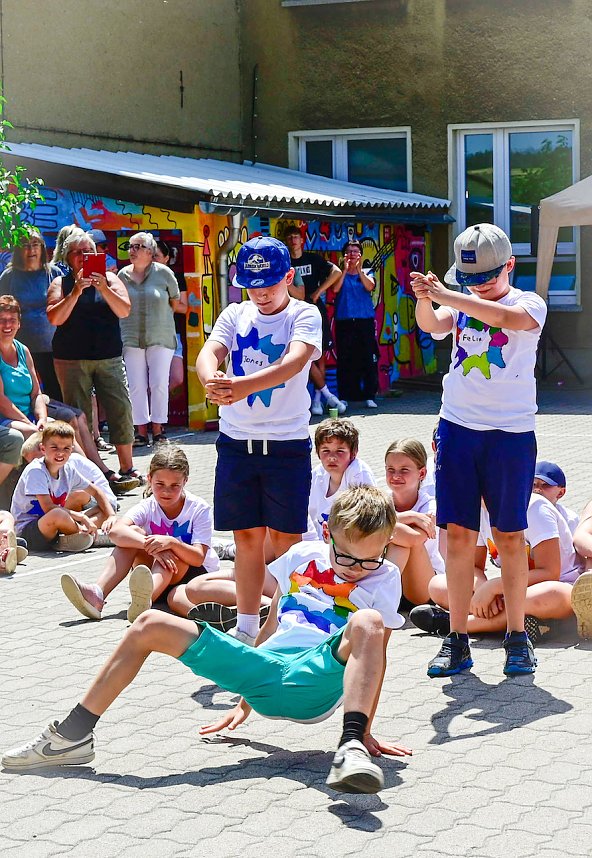 Mit gro&szlig;em Spa&szlig;,tanzten sich die Uderlebener Sch&uuml;ler in die Ferien