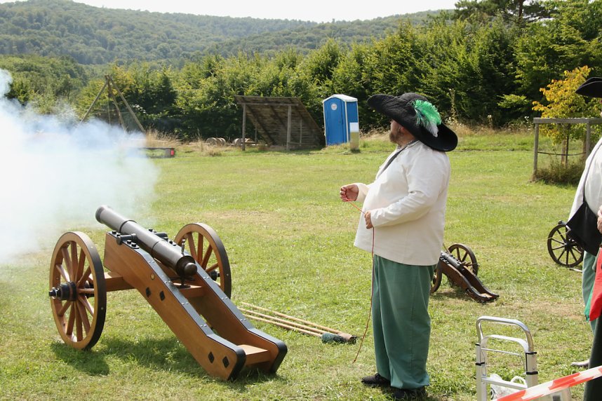 Kanonendonner auf der Pfalz Tilleda