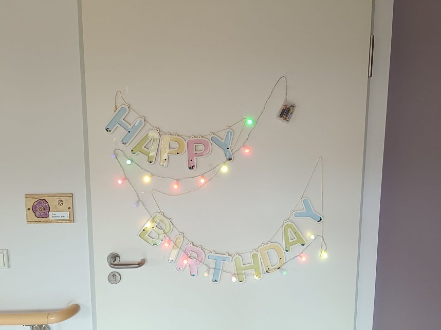 Frau Els&auml;sser feiert ihrem 105. Geburtstag 