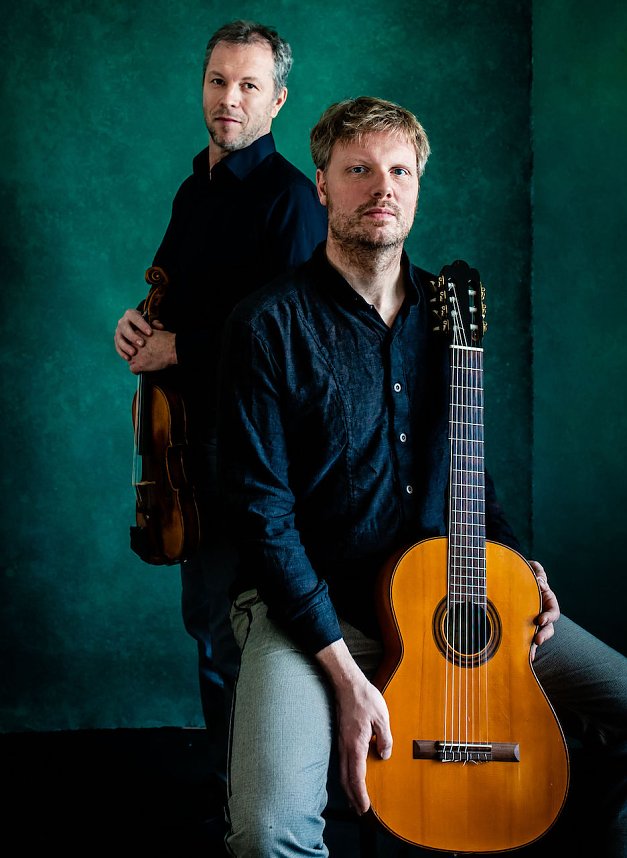 v.li.n.re. Thomas Fleck (Geige); Malte Vief (Gitarre)