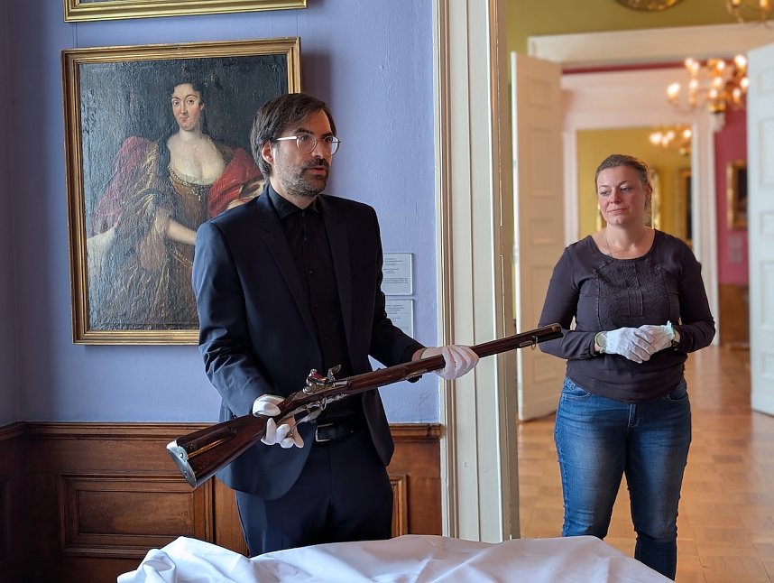 Dr. Carolin Sch&auml;fer (re.) und Sammlungsleiter Philipp Steinkamp (li) pr&auml;sentieren das Tanner Gewehr.