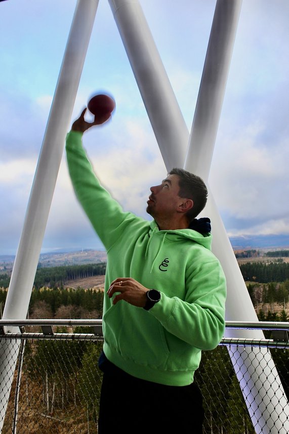 Weltmeister David Storl beim Weltrekordversuch im Kugelsto&szlig;en vom h&ouml;chsten Hexenbesen der Welt