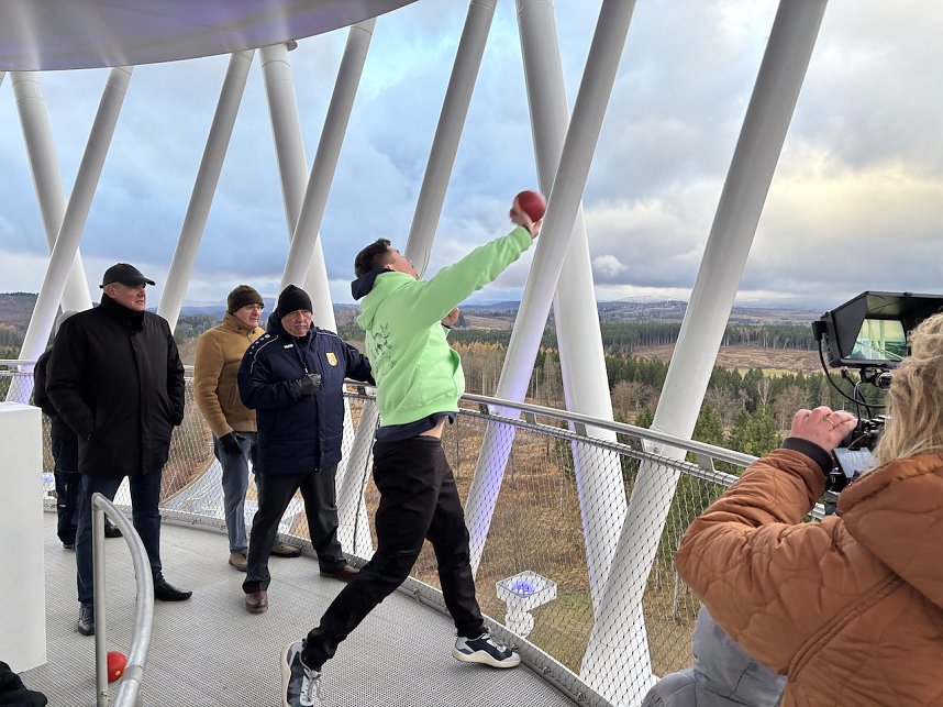 Weltrekord auf dem Harzer Hexenbesen: David Storl st&ouml;&szlig;t 43 Meter tief und 29,94 Meter weit