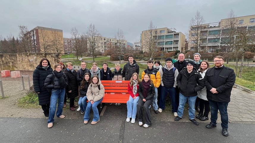 Landr&auml;tin Antje Hochwind-Schneider (li.), B&uuml;rgermeister Steffen Grimm (5.v.re.), Hans-Hendrik Anfang, Gesch&auml;ftsf&uuml;hrer des Sondersh&auml;user Bildungsvereins (re.), Mitglieder des Netzwerkes gegen h&auml;usliche Gewalt und Sch&uuml;ler der Franzbergschule enth&uuml;llten die orangefarbene Bank am Wippertor als Symbol gegen h&auml;usliche Gewalt.