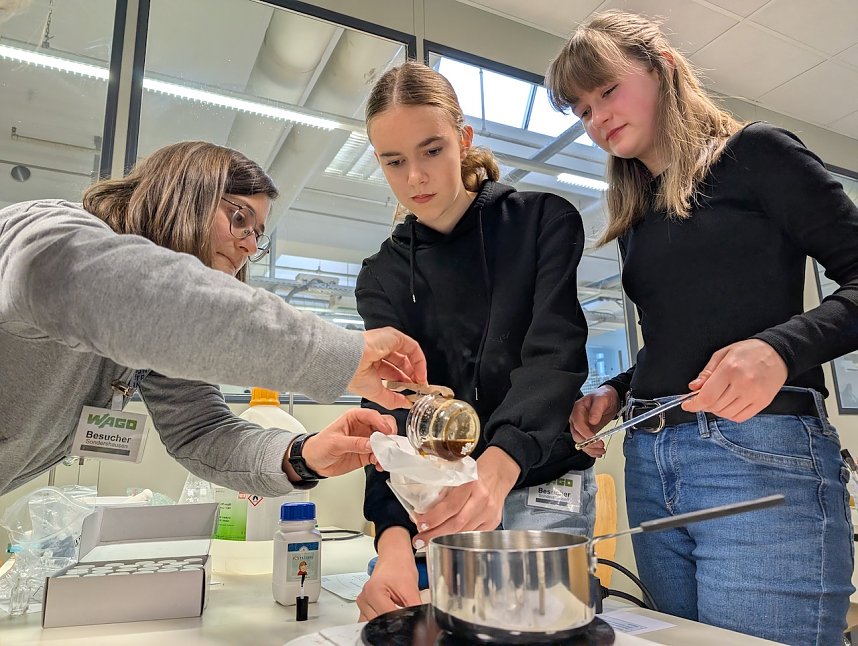 Agnese Fazio, Leiterin des Sch&uuml;lerforschungszentrums Nordhausen (li.) leitete die Sch&uuml;lerinnen dabei an, ihren eigenen Nagellack herzustellen