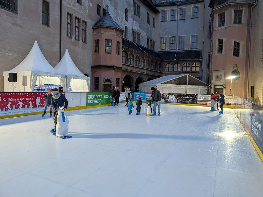 Der "Gl&uuml;hweinzauber" in Sondershausen war trotz Regen gut besucht