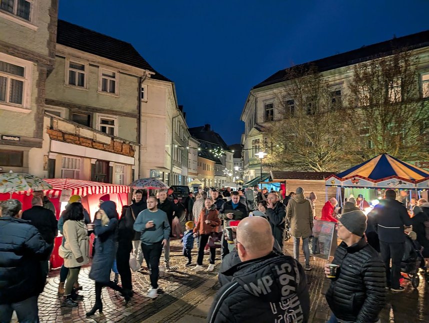 Der "Gl&uuml;hweinzauber" in Sondershausen war trotz Regen gut besucht