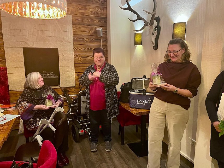 Sechs ehrenamtliche Sterbebegleiterinnen haben ihre Ausbildung bei der Novalis Diakonie abgeschlossen