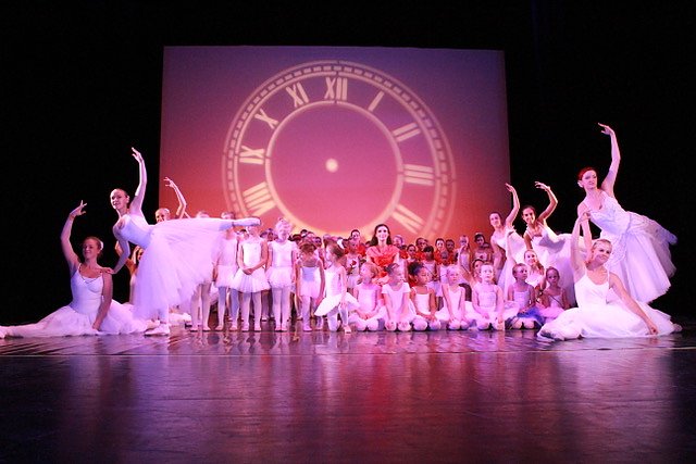 T&auml;nzerinnen und T&auml;nzer des Studios Radeva.