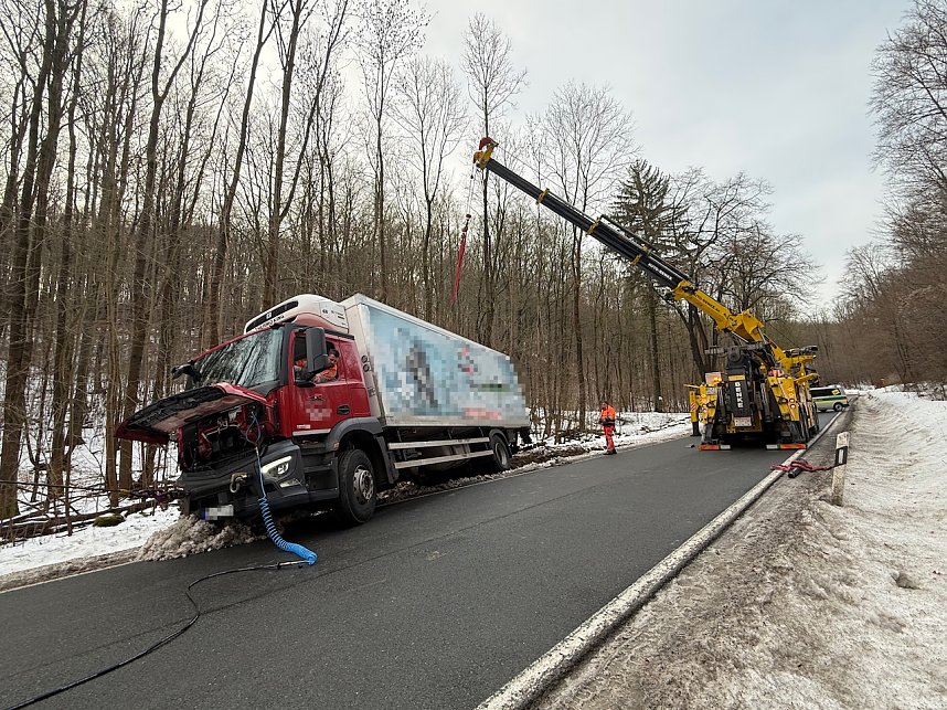 Unfall-Lkw musste geborgen werden