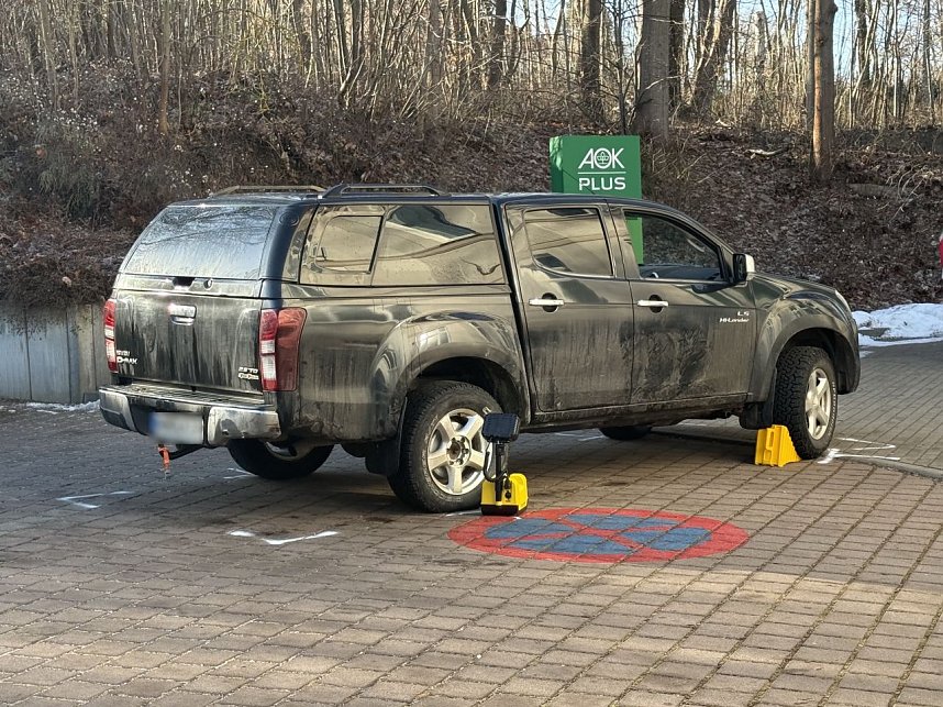 Ein Pick-Up hat vor einer Krankenkasse in Sondershausen eine Frau &uuml;berrollt.