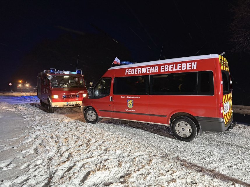 Bei dem Unfall auf der B84 wurden zwei Menschen verletzt. 