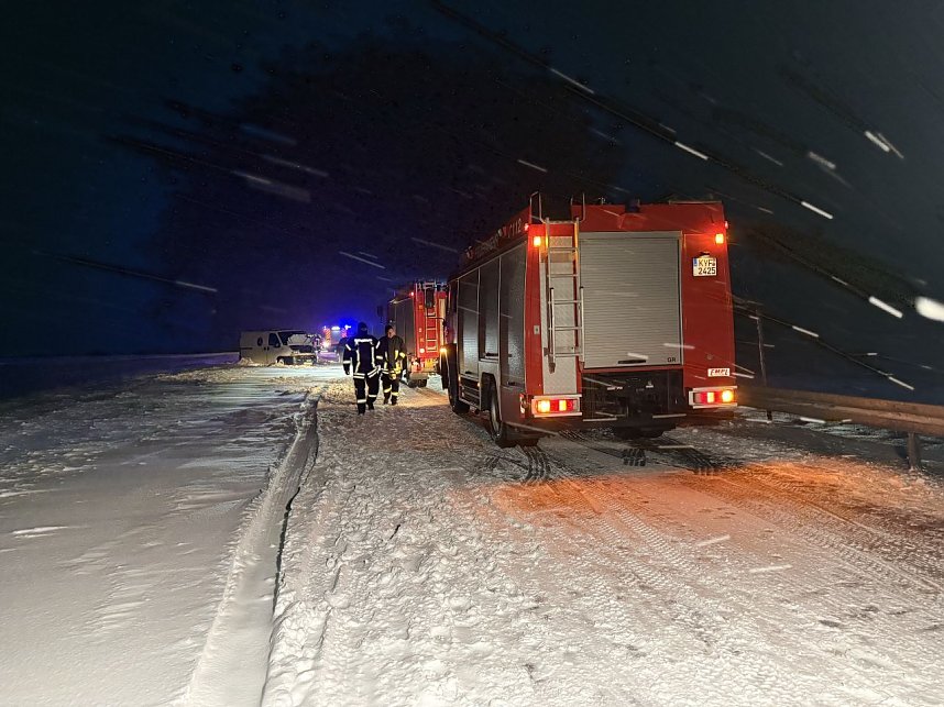 Bei dem Unfall auf der B84 wurden zwei Menschen verletzt. 