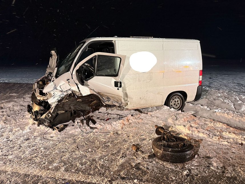 Bei dem Unfall auf der B84 wurden zwei Menschen verletzt.