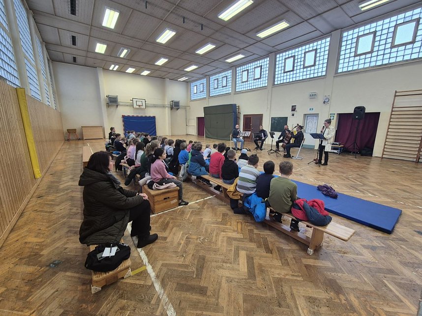 Einige Musiker des Loh-Orchesters besuchten die Grundschule in Hohenebra.