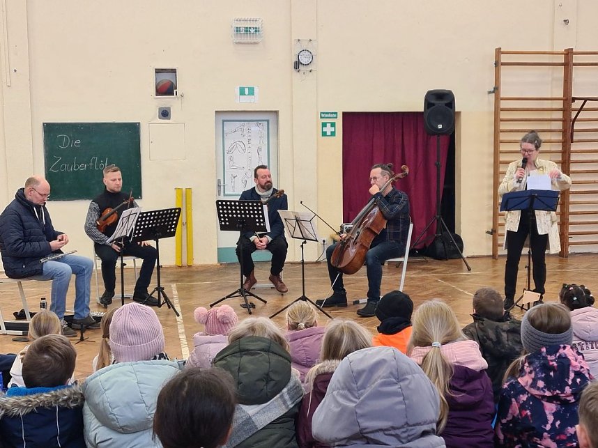 Einige Musiker des Loh-Orchesters besuchten die Grundschule in Hohenebra.