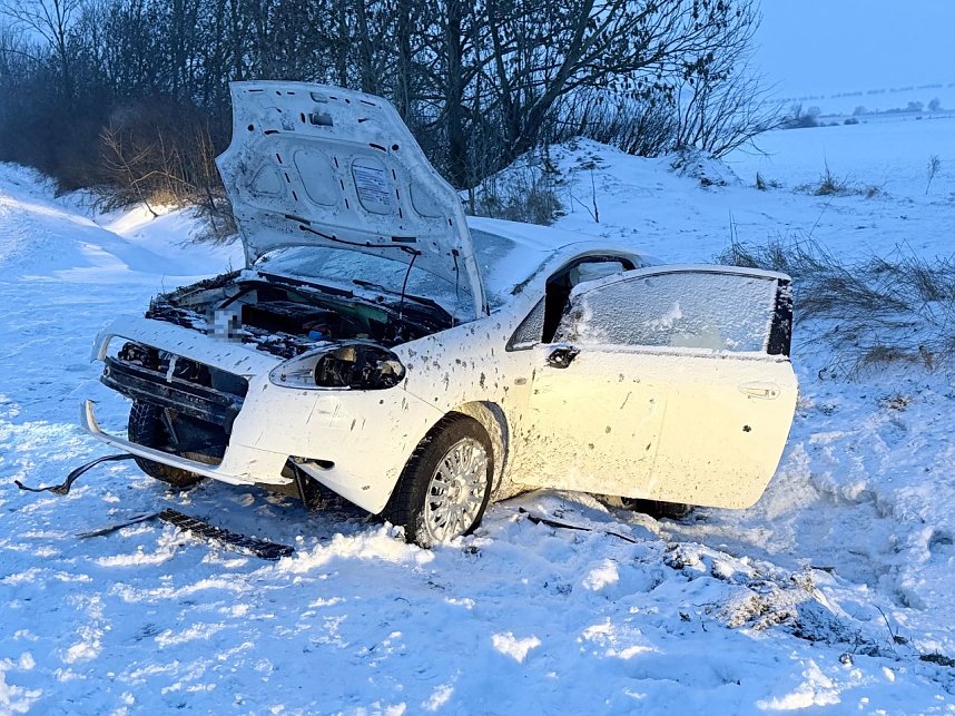 Unfallfahrzeug auf der Landstra&szlig;e bei Immenrode