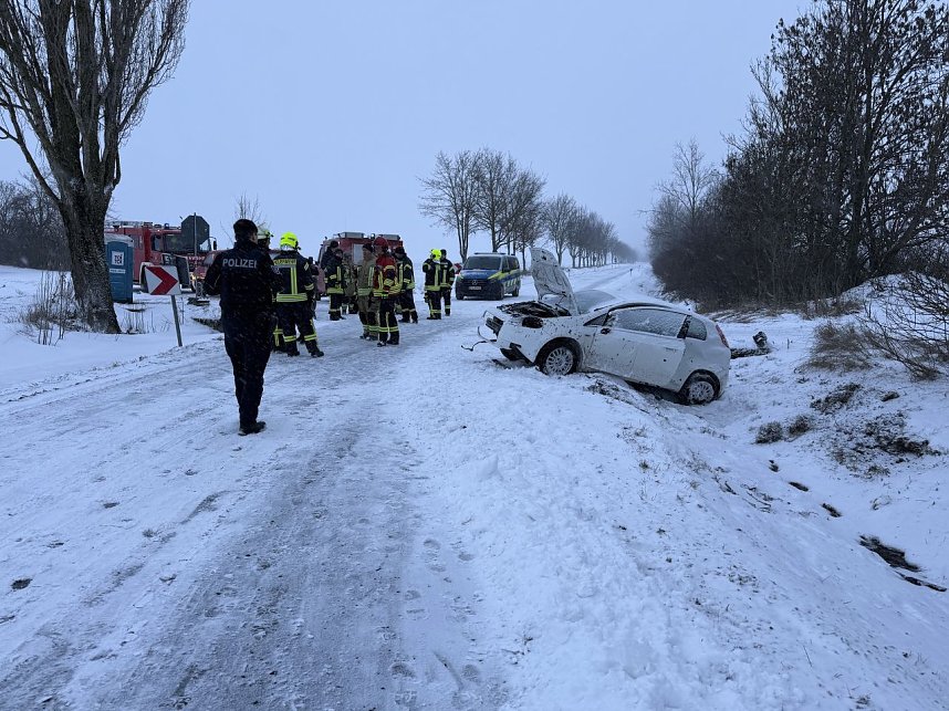 Unfallfahrzeug auf der Landstra&szlig;e bei Immenrode