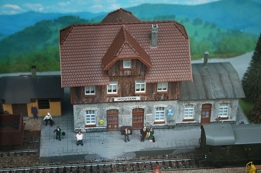 Eine kleine Modellbahn im Schaufenster